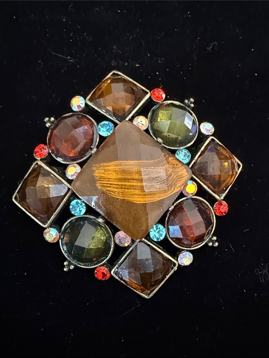 Vintage Jewelry - Vintage Art Deco Style Gold Tone Glass Stone Dimensional Pin Brooch